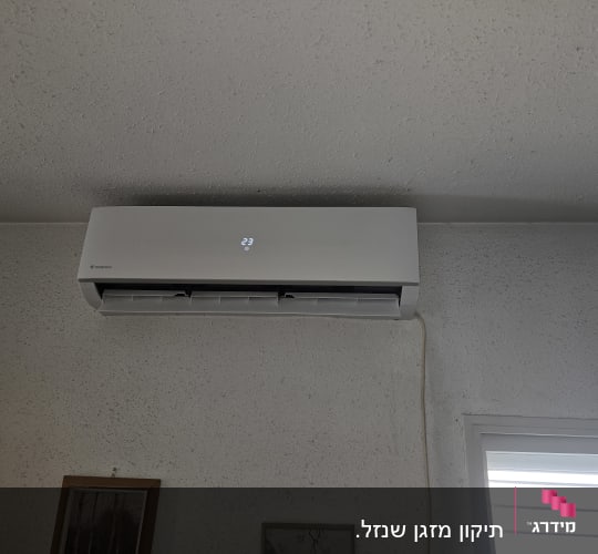 מזגן מותקן על קיר עם תצוגת טמפרטורה